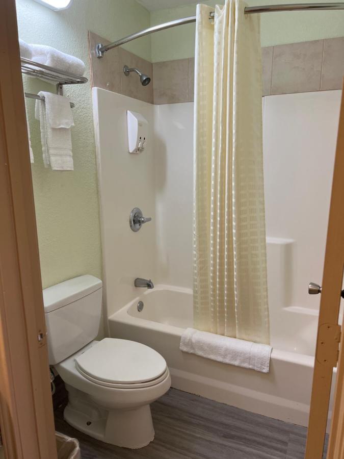 Budget Inn Hallettsville Buitenkant foto