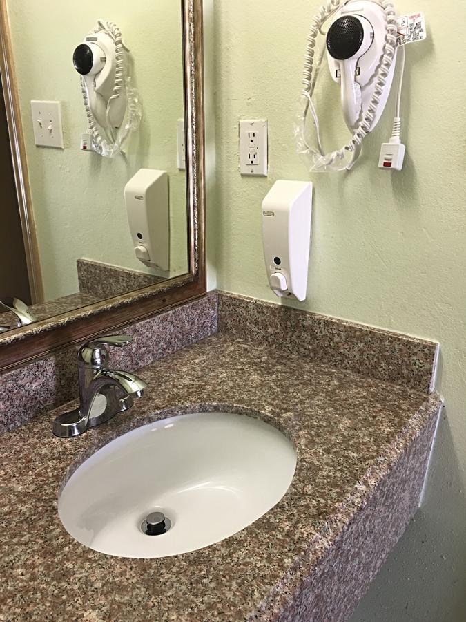 Budget Inn Hallettsville Buitenkant foto