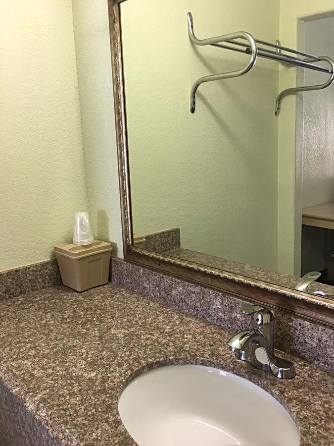 Budget Inn Hallettsville Buitenkant foto